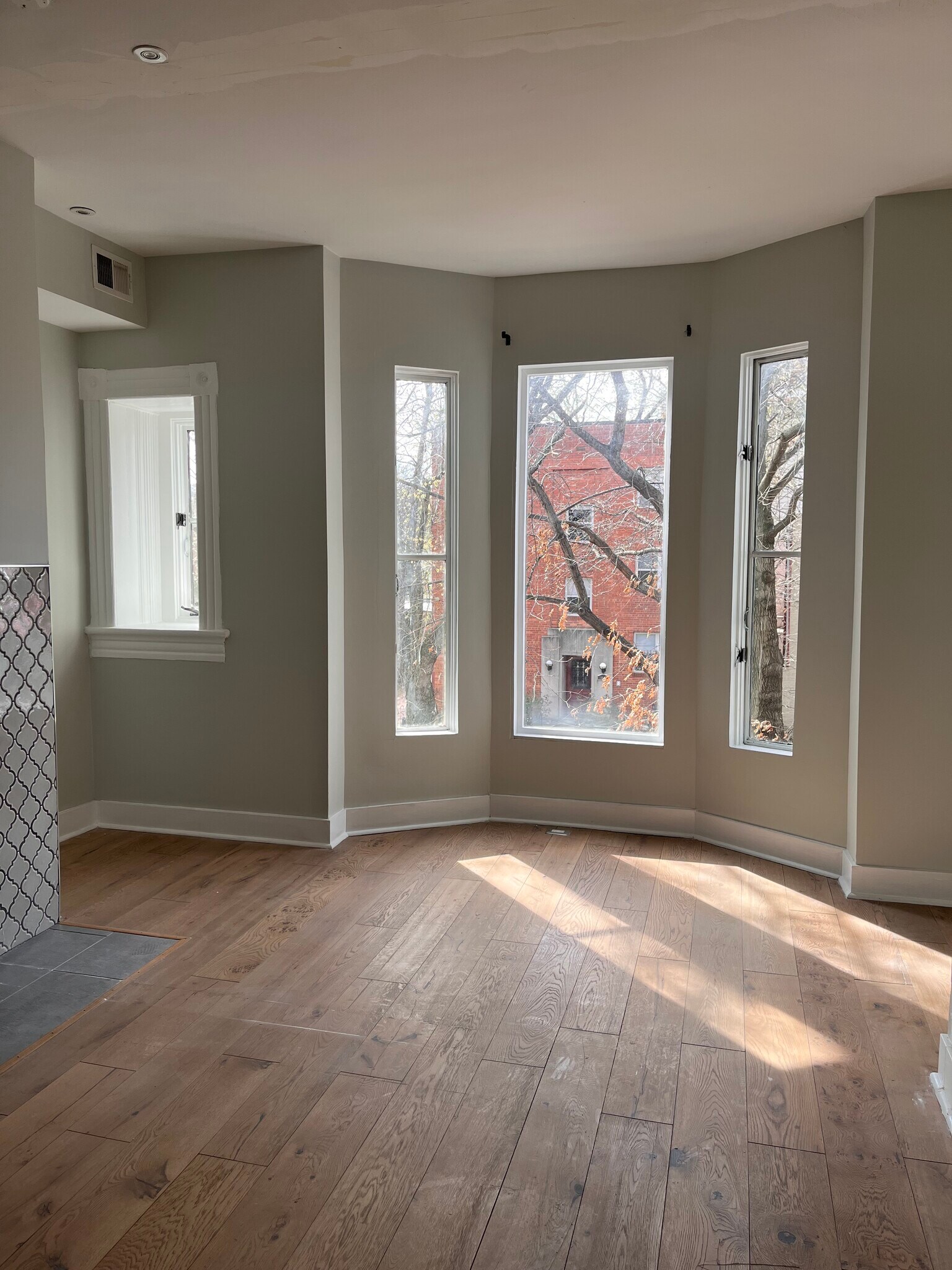 Bay windows - 1015 P St NW