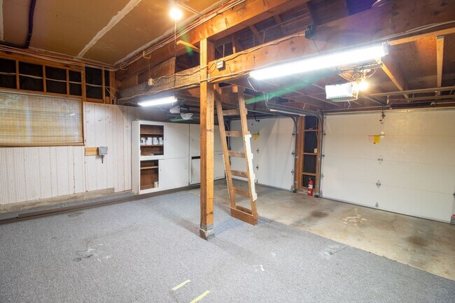 Building Photo - 5Bd/2.5Ba Redmond Home