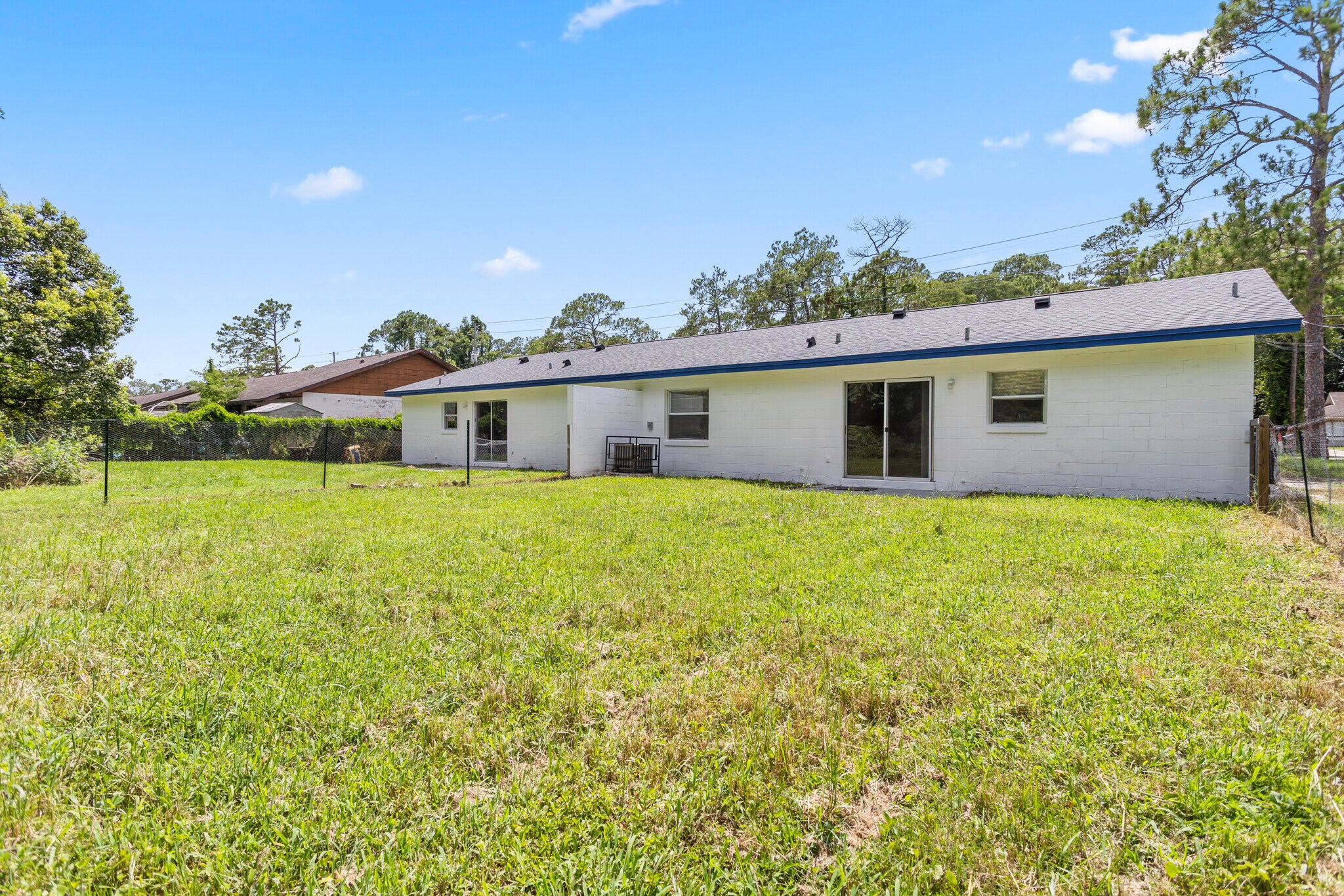Building Photo - 1923 Bonneville Dr
