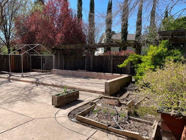 Building Photo - NICE TWO STORY IN WEST ROSEVILLE NEAR SCHO...