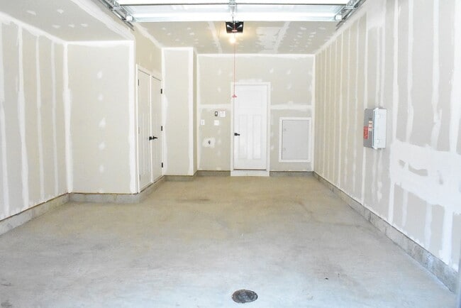 Building Photo - Fantastic Fredericksburg Townhome!