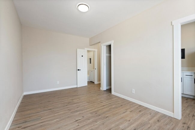 Building Photo - Renovated Studio Near Sandy Blvd | Stainless Appliances | Pet Friendly
