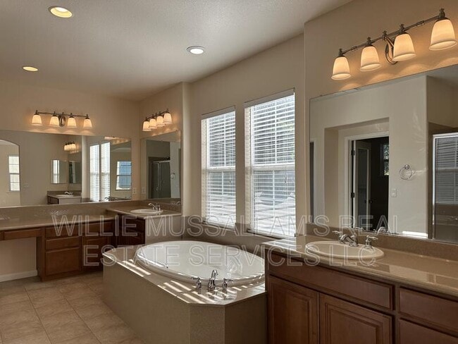 Building Photo - 604 W Sombra Way