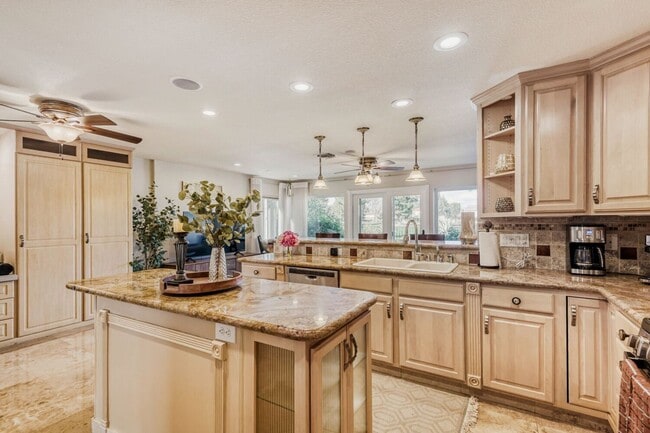 Building Photo - Furnished LVCC Beauty