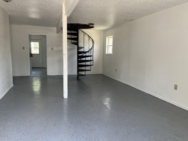 Building Photo - 1711 Norwich Ave