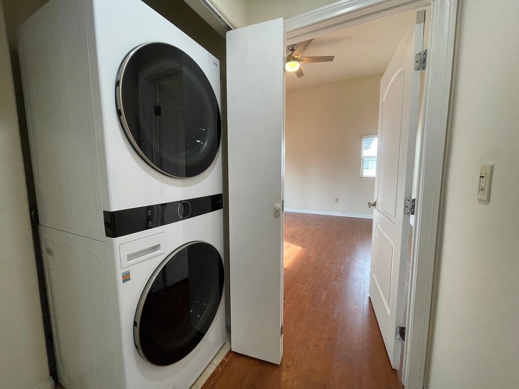 Building Photo - 15024 Magnolia Blvd