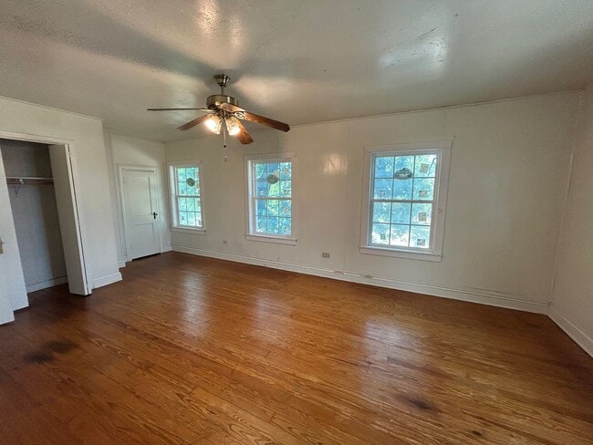 Building Photo - Updated 2 Story Home