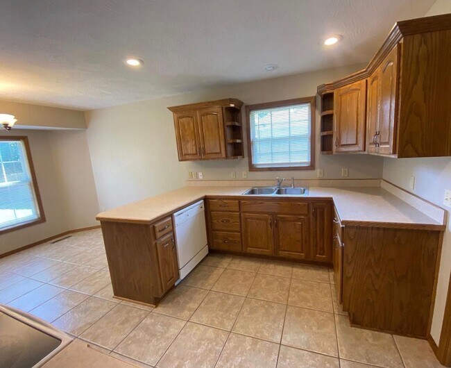 Building Photo - 984 Bates Dr