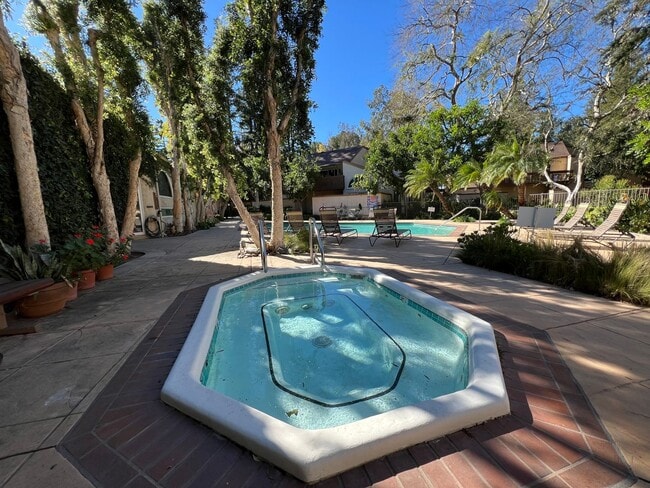 Building Photo - LOCATION! Move-in ready 2+2 w/parking, pool + balcony!