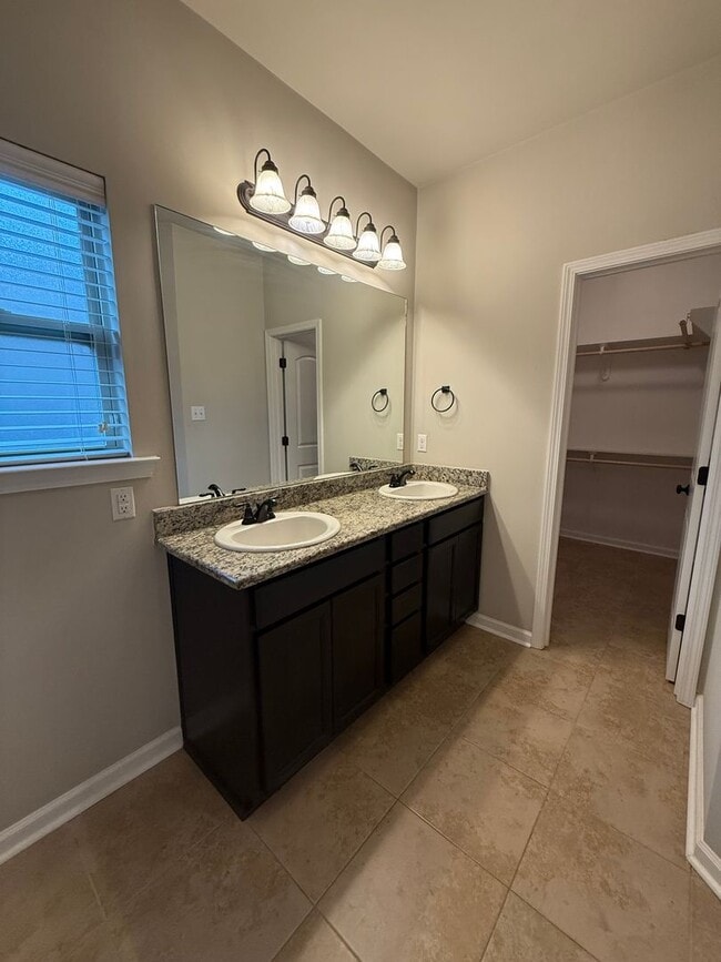 Building Photo - 3 BEDROOM IN FABULOUS NEIGHBORHOOD!