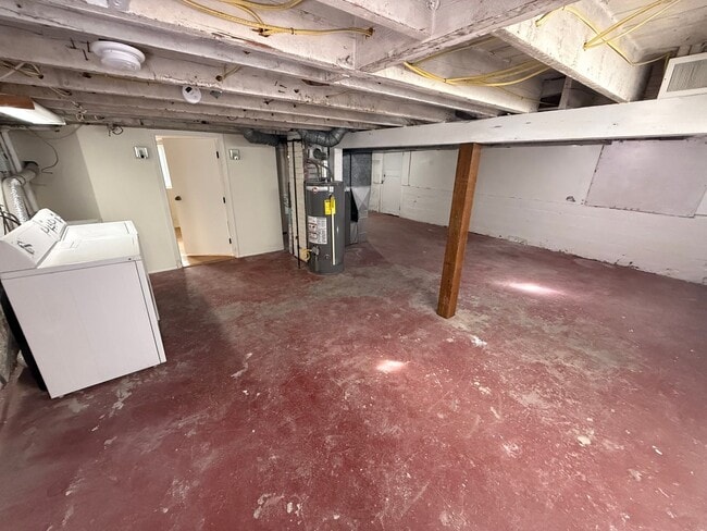 Building Photo - Newly Renovated 3 Bed, 1 Bath House w/ Bonus Room!