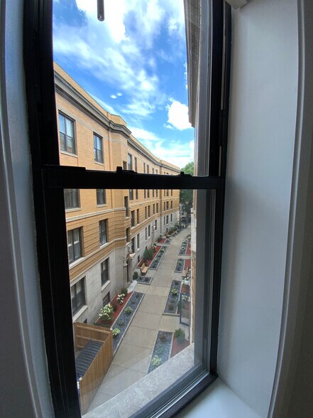 Building Photo - 423 W Belden Ave