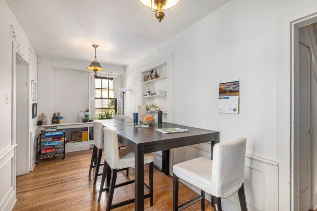 Building Photo - 415 N Thayer St