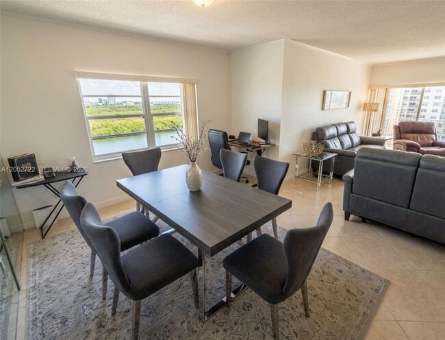 Building Photo - 500 Bayview Dr