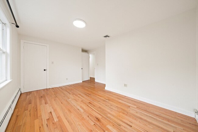 Building Photo - 11 Suban Pl