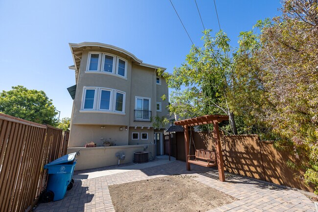 Building Photo - 7335 Rainbow Dr