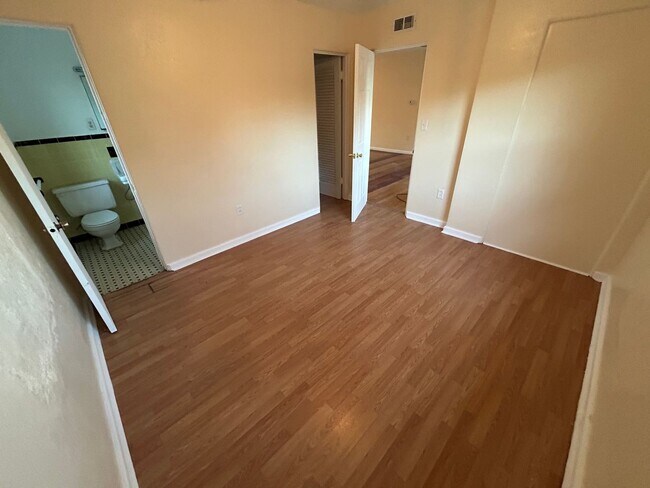 Building Photo - Spacious 3/2 home available now, and conveniently located near downtown and Manatee Hospital