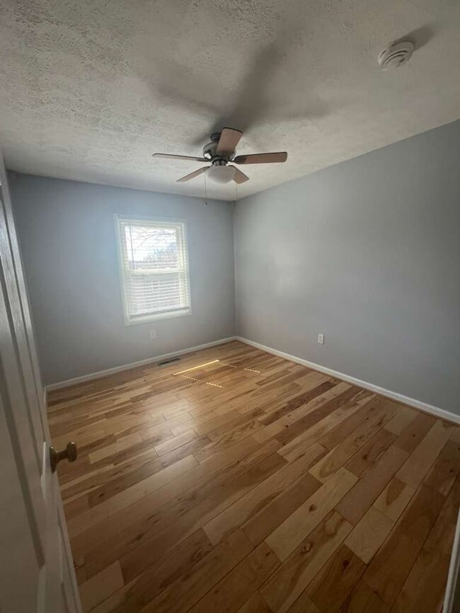 Building Photo - Lake Grove