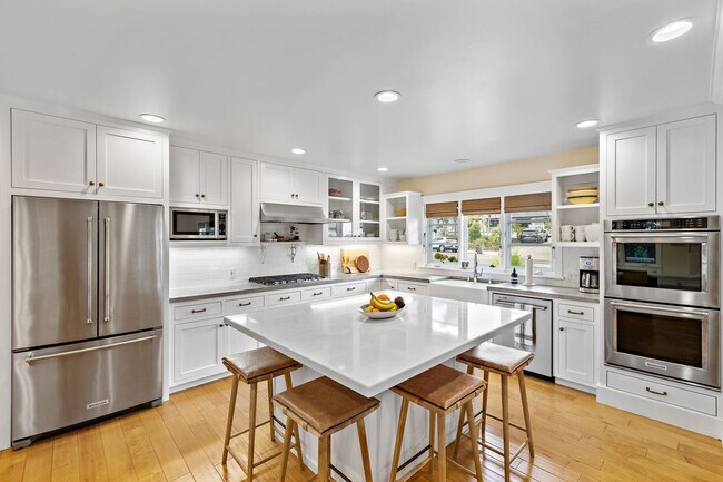 Building Photo - 806 S Ola Vista