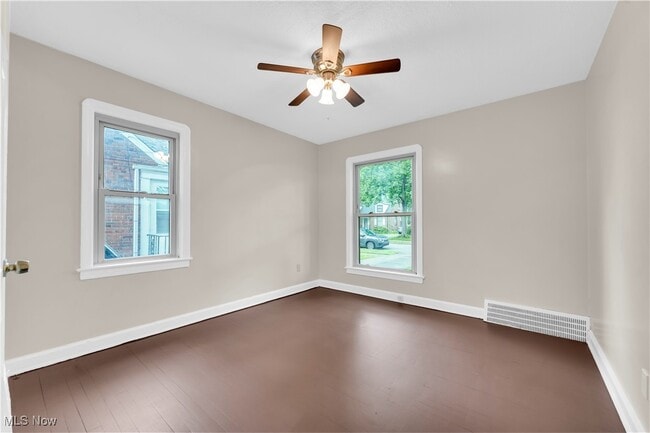 Building Photo - 401 E 257th St