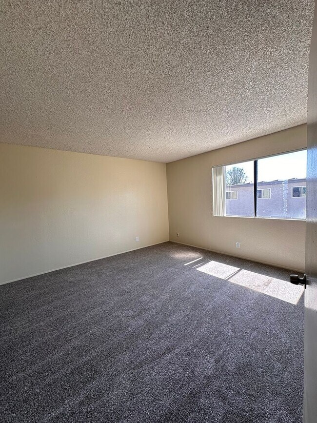 Building Photo - 2 Bedroom, 2 Bath condo in Secured complex...