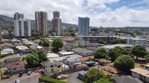 Building Photo - 3 Bedroom / 1.5 Bath in Honolulu