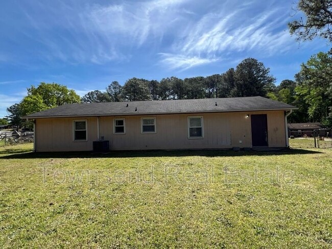 Building Photo - 5675 Livingston Dr