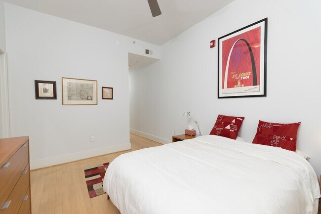 Building Photo - Luxury U St Condo | 2 Bed + Den | 2 Bath | 1,350 Sf | Large Balcony | 1 Garage Parking Space