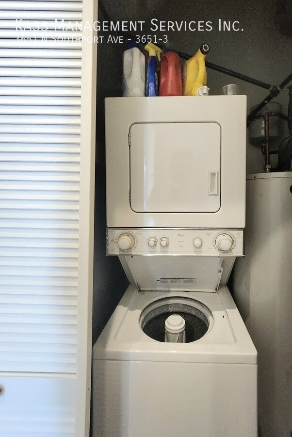 Building Photo - Newer Construction Prime Southport Corrido...