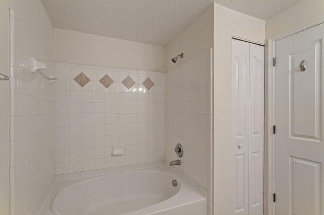 Building Photo - 9303 Myrtlewood Cir W