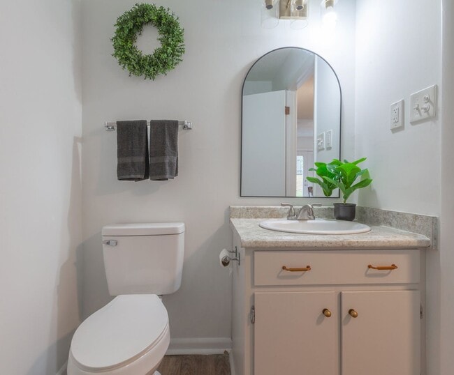 Building Photo - Charming 2-Bedroom, 1.5-Bath Townhouse in ...