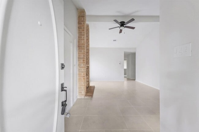 Building Photo - 23311 Pebworth Pl