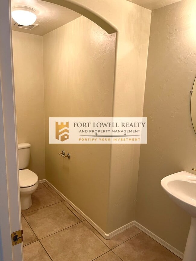 Building Photo - 3/2.5 2 car garage/washer/dryer/private yard