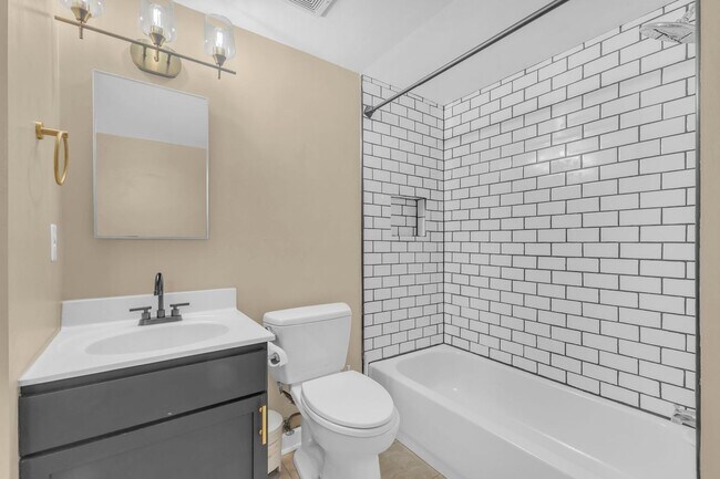 Building Photo - Large, Luxurious 2 Bedroom 2 Bath at Parkside at Alexandria