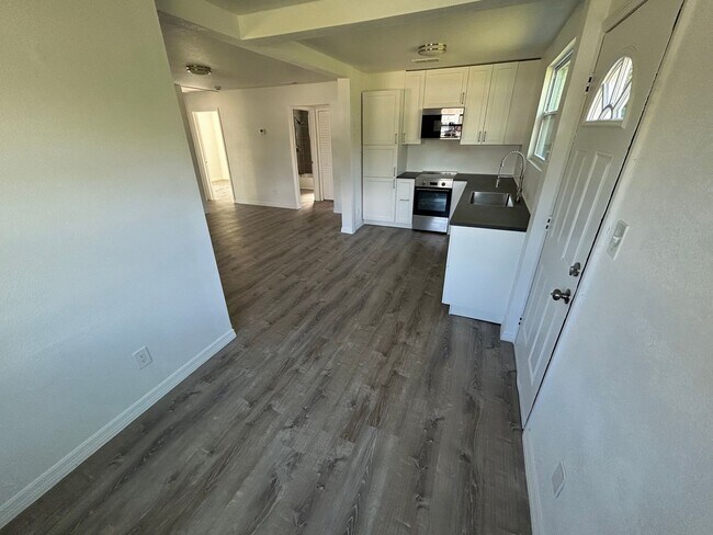 Building Photo - Charming & Completely Remodeled 3-Bedroom ...