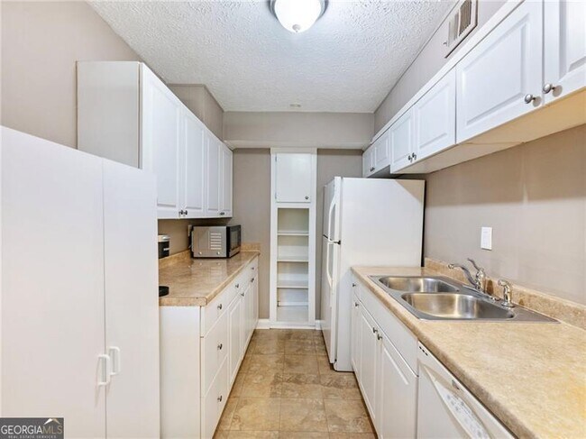 Building Photo - 115 Biscayne Dr NW