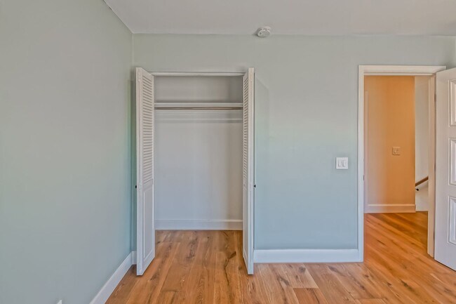 Building Photo - 14 Aries Ct