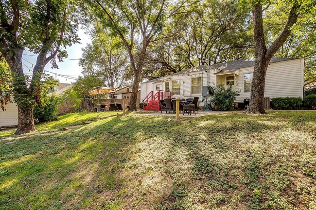 Building Photo - Classic 4 Bed, 2 Bath Home in the Heart of...