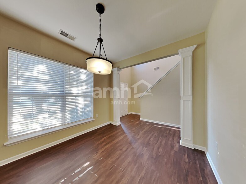 Building Photo - 133 Milroy Ln