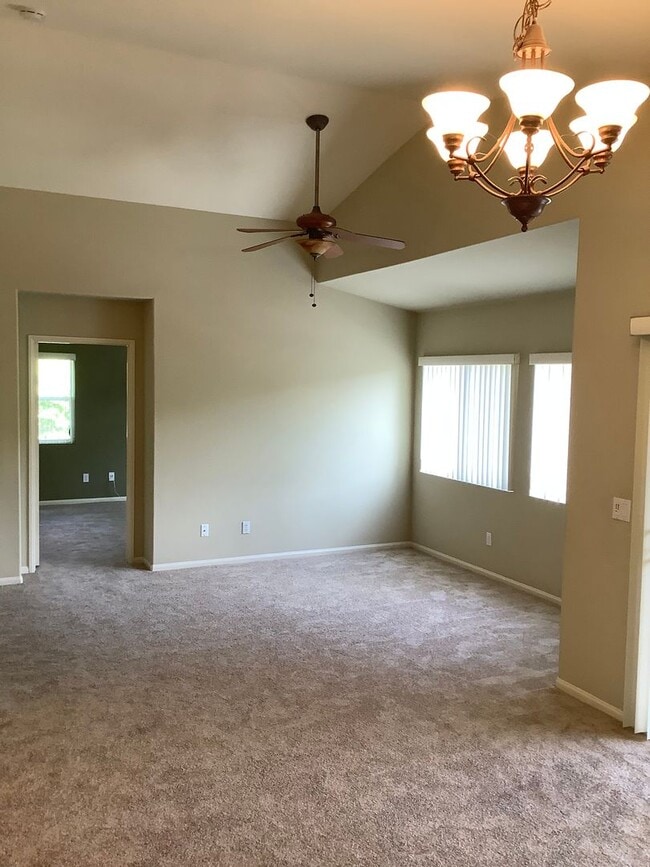 Building Photo - 2 Bedroom Townhome in the Canterra Community of Scripps Ranch