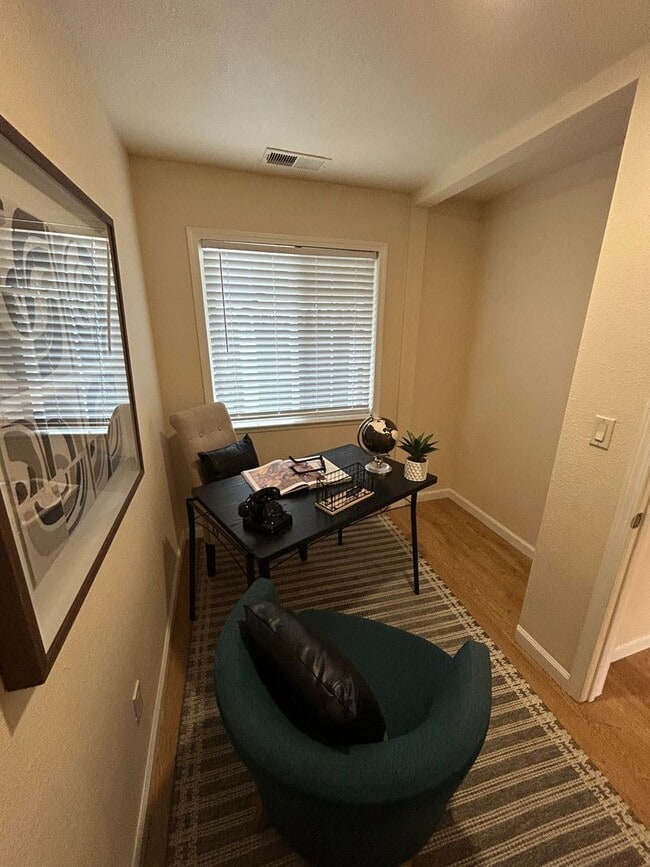 Building Photo - Stunning 4-bedroom, 2-bathroom home