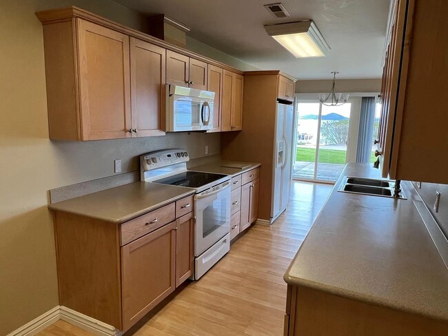 Building Photo - Lake Front Rental - Long term and utilities paid