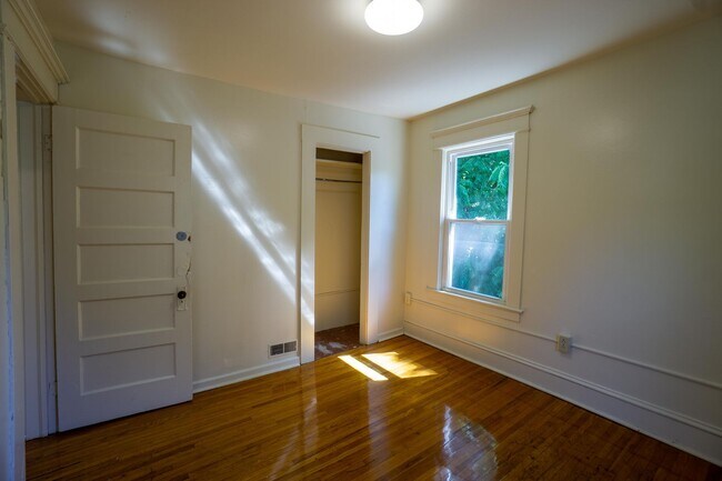Building Photo - AVAILABLE 7/1/26 - Spacious Single Family ...