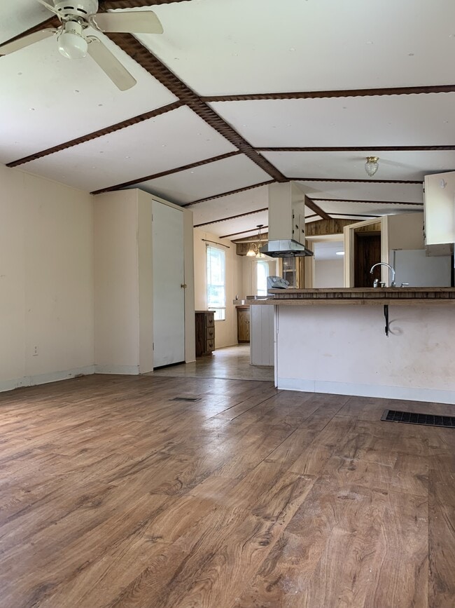 Building Photo - 1713 Roscoe Howey Rd