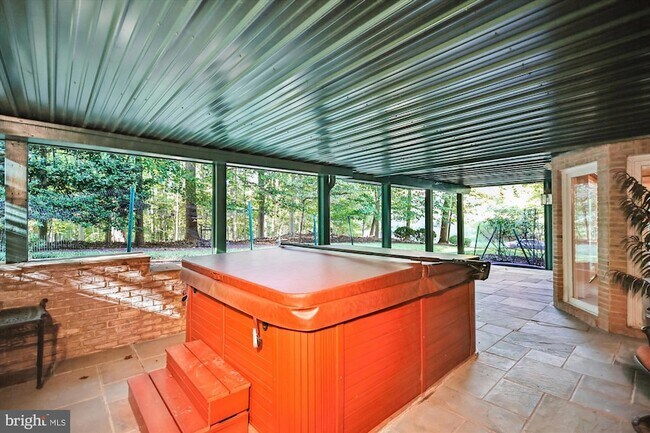 Building Photo - 9454 Newbridge Dr