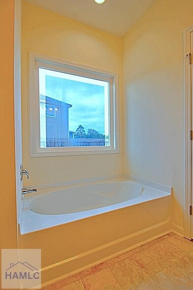 Building Photo - 452 Huntington Dr