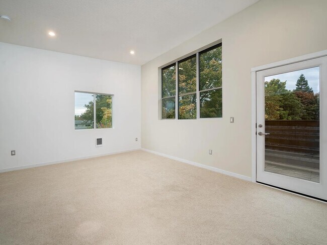 Building Photo - 38 NE Going St