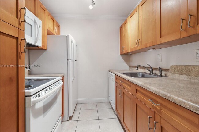 Building Photo - 10834 N Kendall Dr