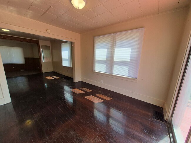 Building Photo - 2806 Hartzer St
