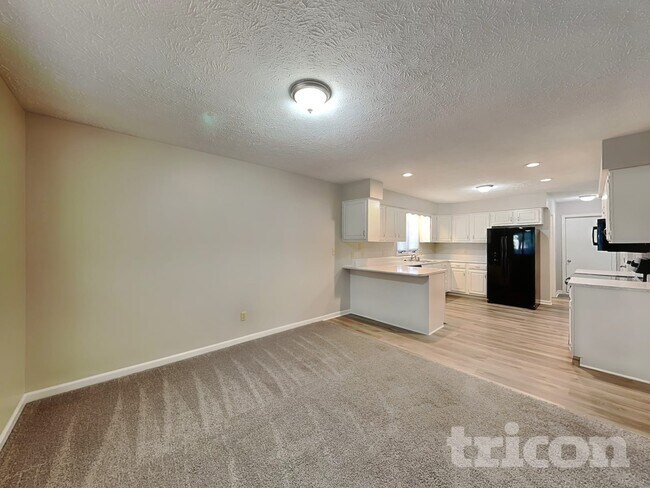 Building Photo - 3014 Silver Fox Dr